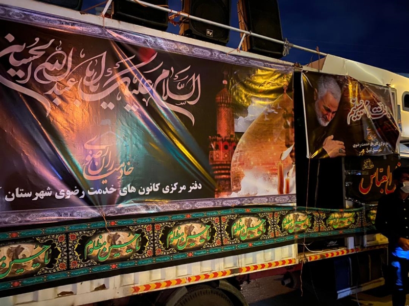 توزیع ۱۵۰۰ پرس غذا همراه با حسینیه سیار در شام غریبان امام حسین