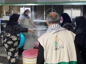 توزیع ۱۵۰۰ پرس غذا همراه با حسینیه سیار در شام غریبان امام حسین